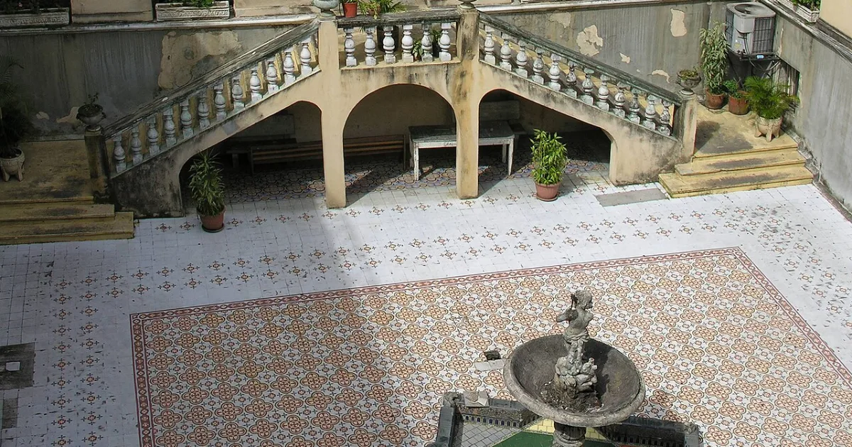 Patio con escalera, arcos y fuente del Colegio Superior de Señoritas, en San José, Costa Rica