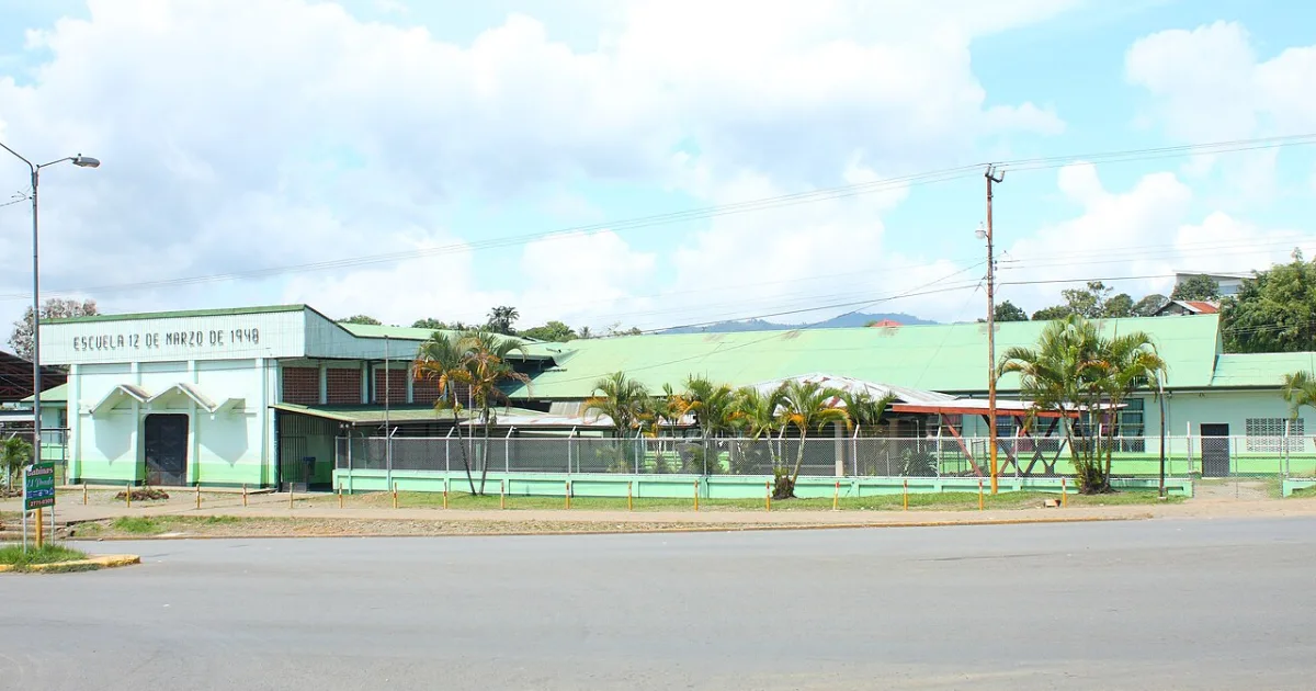 Fachada de la Escuela 12 de Marzo, en Pérez Zeledón