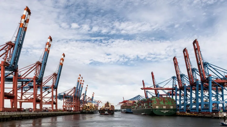 Exportar algo distinto del café y el banano exige puertos, contenedores y rutas: esa es la infraestructura del nuevo modelo. Foto: Pexels