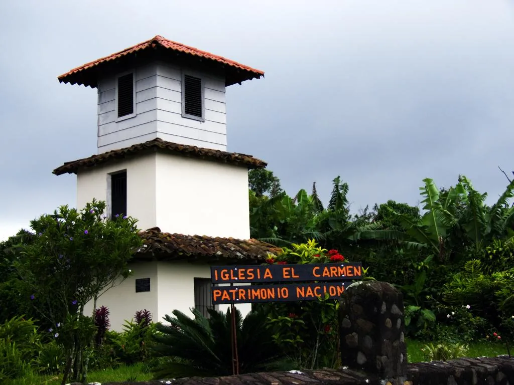 El campanario de la Iglesia El Carmen, declarada Patrimonio Nacional. El sonido de una campana como la que cuelga ahí es una de las cuatro formas en que se manifiesta la energía, junto con el movimiento, el calor y la luz. Fotografía de Flickr, LeRe Pics, licencia BY-SA.