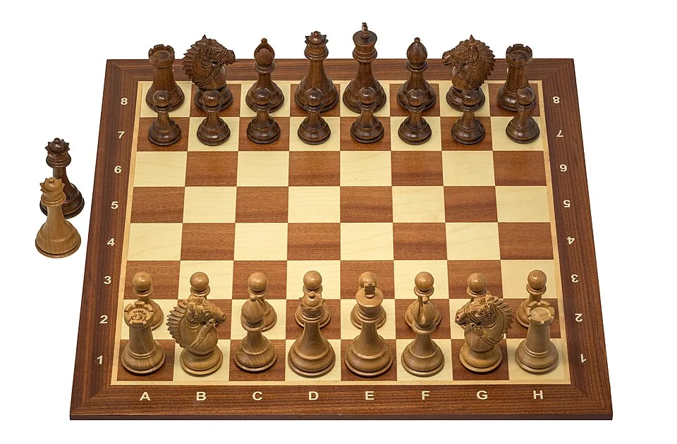 Tablero de ajedrez con las piezas en la posición inicial. En el ajedrez cada jugada se decide con razonamiento deductivo: si muevo este peón, entonces el alfil queda libre; si el rival no protege su rey, entonces hay jaque. Imagen de Wikimedia Commons, Wilfredor, CC0.