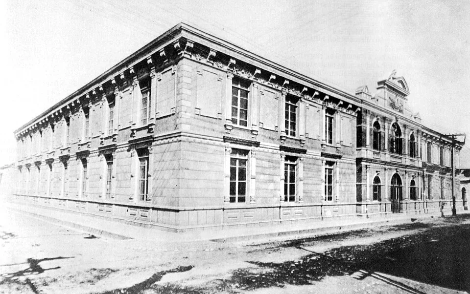 Edificio de la Biblioteca Nacional de Costa Rica, en San José, hacia 1910 según su ficha de archivo. Una foto también se lee por inferencia: la calle de tierra y el poste de madera dicen la época sin que nadie la escriba. Imagen de Wikimedia Commons, autor desconocido, dominio público.