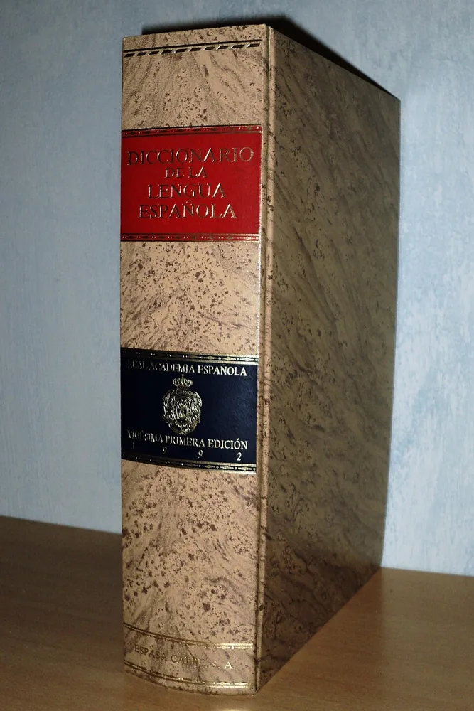 Diccionario de la lengua española de la Real Academia Española, vigésima primera edición, de 1992. En la prueba no hay diccionario a mano: el significado de la palabra desconocida se saca de las pistas que da el mismo texto. Imagen de Wikimedia Commons, Kintaro, CC BY-SA 3.0.