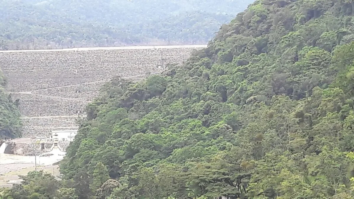 La represa hidroeléctrica Reventazón, en Siquirres, la más grande de Centroamérica. El agua embalsada cae y mueve las turbinas: esa es la energía hidroeléctrica de la tabla, generada sin quemar ningún combustible. Fotografía de Rodtico21, Wikimedia Commons, CC BY-SA 4.0.