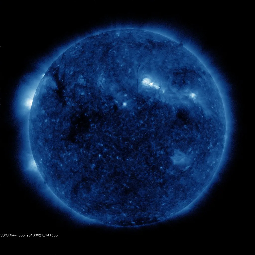 El Sol fotografiado en luz ultravioleta por el satélite SDO de la NASA, el 21 de junio de 2010. El color azul no es real: lo asignan los científicos para distinguir mejor el detalle de la superficie, donde las zonas más brillantes son las más calientes y activas. Imagen de la NASA, dominio público.