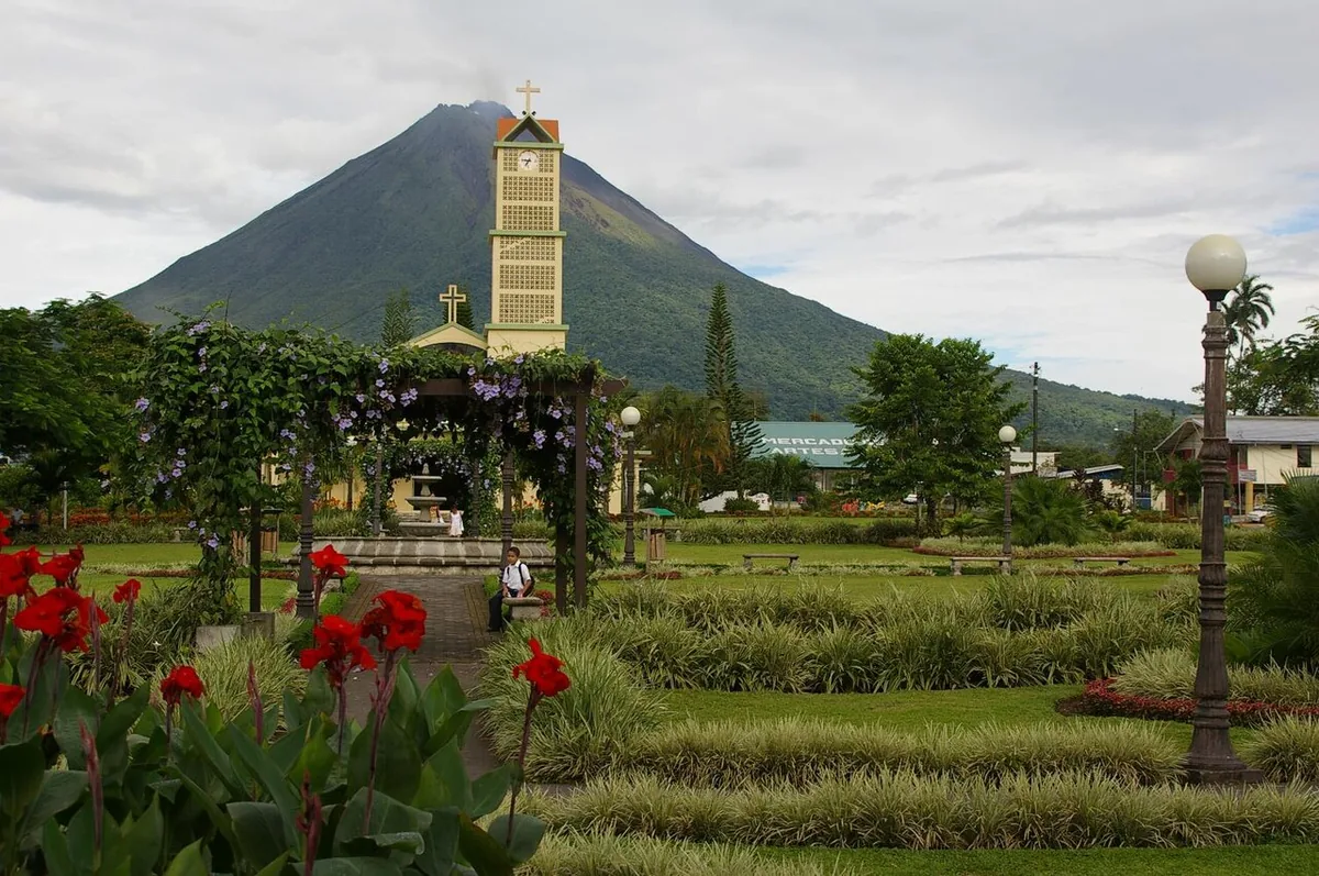 El volcán Arenal, visto desde La Fortuna de San Carlos. Es uno de los agentes internos que levantan el relieve: el magma que sube desde el interior arma el cono, capa sobre capa, en cada erupción desde que se activó en 1968. Fotografía de la CIA de Estados Unidos, Wikimedia Commons, dominio público.