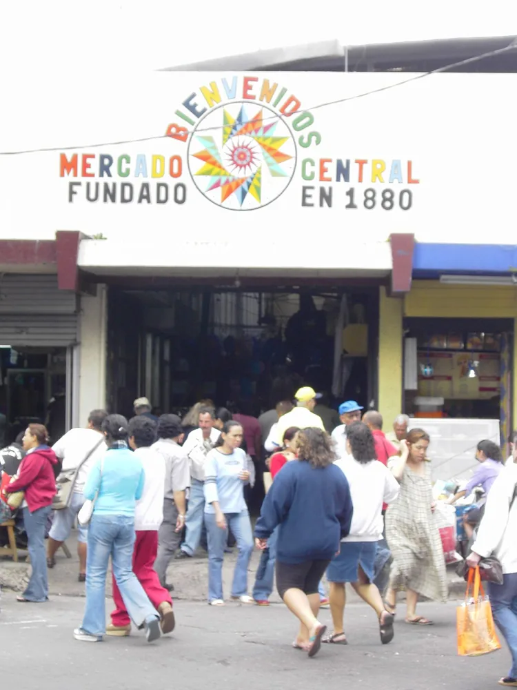 La entrada del Mercado Central de San José: precios fijos y precios por kilo son el día a día de los problemas con expresiones. Foto: Puroticorico, Wikimedia Commons, CC BY 2.0.