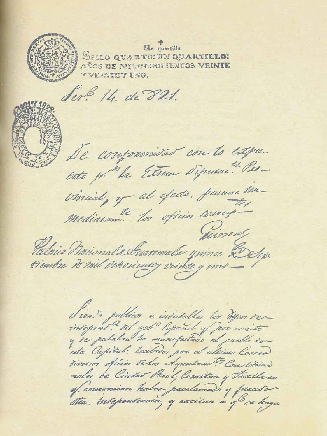 Primera página del acta de independencia de Centroamérica, escrita a mano en papel sellado de la Corona y fechada en el Palacio Nacional de Guatemala el 15 de setiembre de 1821. Costa Rica no estuvo en esa sala: la noticia tardó casi un mes en llegar, y acá hubo que decidir aparte. Imagen de Wikimedia Commons, dominio público.