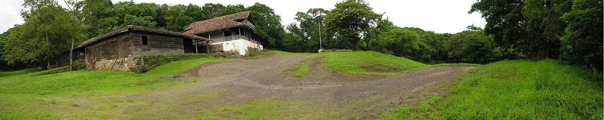 La Casona de Santa Rosa, la casa de hacienda donde el 20 de marzo de 1856 las tropas costarricenses vencieron a los filibusteros de William Walker. Hoy queda dentro del Parque Nacional Santa Rosa. Foto: Julián Monge-Nájera, Wikimedia Commons (CC BY-SA 4.0).