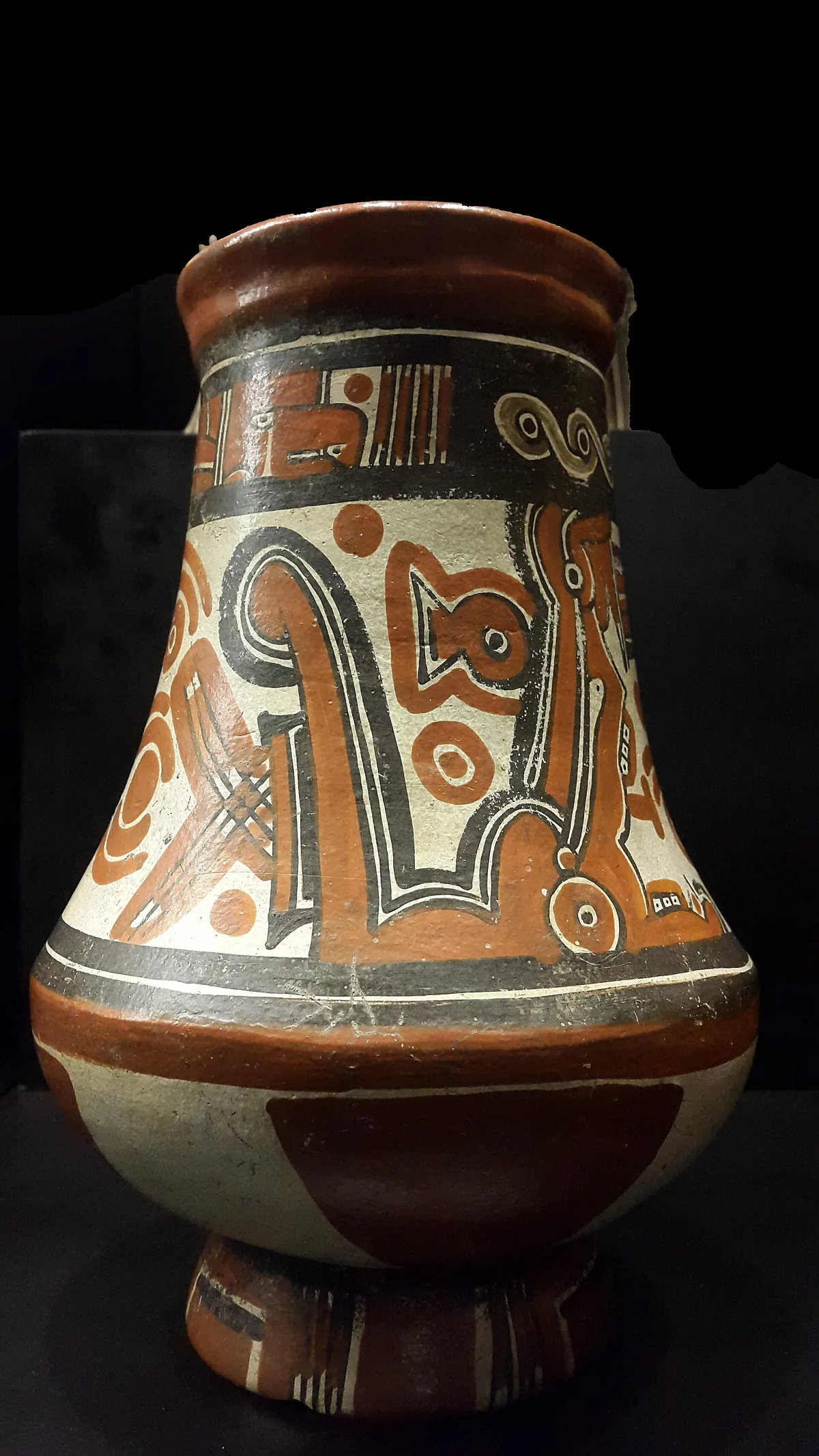 Vasija policromada de la cultura chorotega, de la región de Gran Nicoya, hoy en el Museo del Jade. Los dibujos geométricos y los seres fantásticos pintados en la cerámica son la forma en que esos pueblos representaban su cosmovisión. Foto: Rodtico21, Wikimedia Commons (CC BY-SA 4.0).