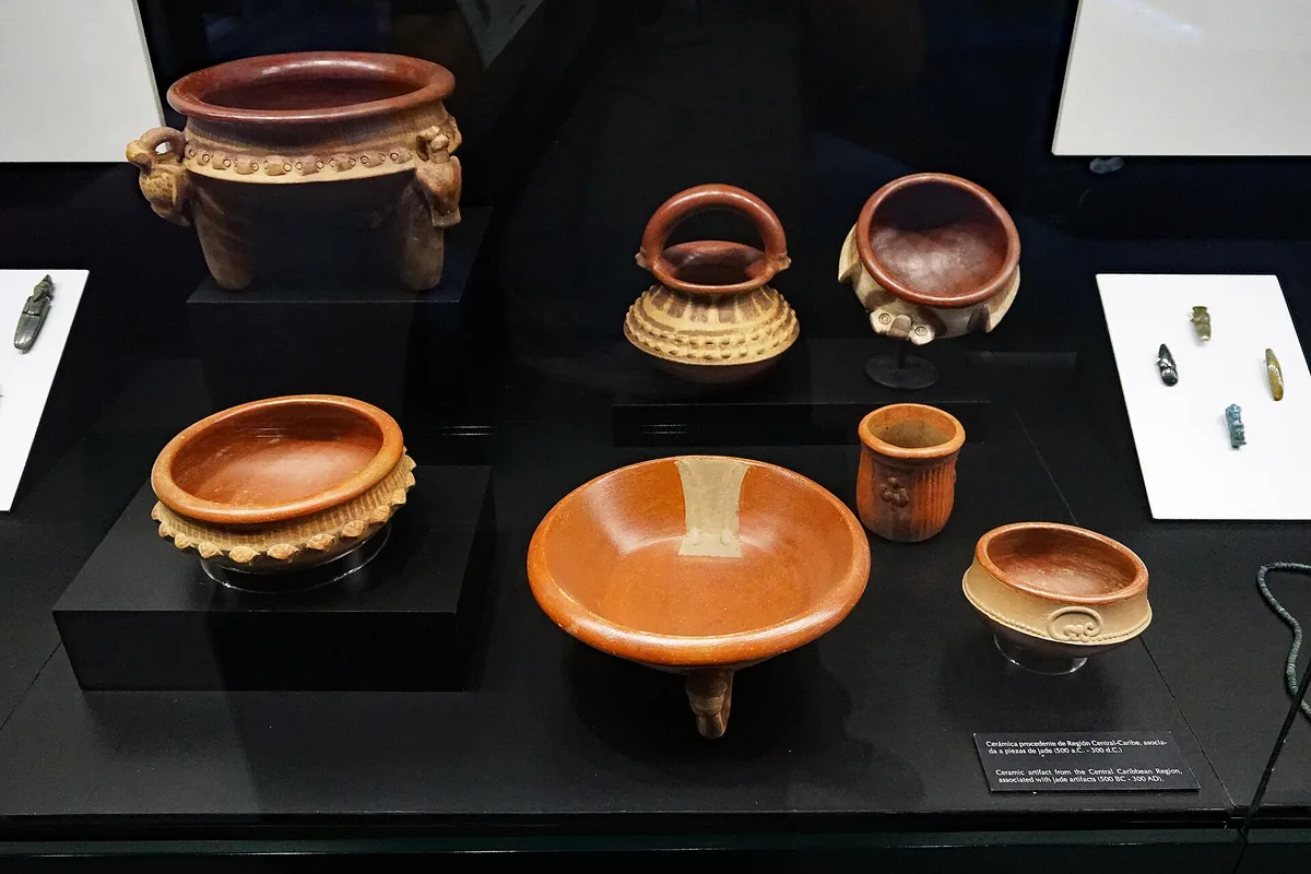 Cerámica precolombina de la región Central-Caribe, asociada a piezas de jade, en el Museo Nacional. Este tipo de objetos es uno de los aportes culturales de los pueblos originarios que hoy se exhiben como patrimonio de todo el país. Foto: Mariordo, Wikimedia Commons (CC BY-SA 4.0).