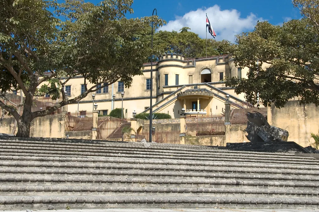 El Museo Nacional de Costa Rica ocupa el antiguo Cuartel Bellavista, en San José. El mismo edificio pide las dos materias: fue cuartel del ejército hasta 1948, y es museo porque se decidió abolir ese ejército. Lo primero lo cuenta la historia; lo segundo, la Educación Cívica. Imagen de Wikimedia Commons, Mariordo, CC BY-SA 4.0.