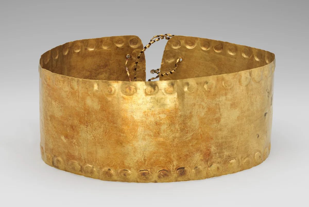 Diadema de oro martillado hecha entre el siglo XI y mediados del XVI en el sur de Costa Rica o el occidente de Panamá. La trabajaron los pueblos que hallaron los españoles; en el siglo siguiente al contacto, las enfermedades de Europa los redujeron a una parte mínima. Imagen del Museo Metropolitano de Arte, dominio público.