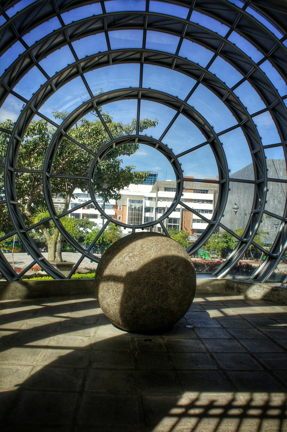 Una esfera de piedra precolombina, obra de las sociedades cacicales del sur de Costa Rica, hoy expuesta en San José. Tallar una piedra tan grande y tan redonda exigía una organización que las aldeas más antiguas todavía no tenían. Foto: Wikimedia Commons (CC BY-SA 2.0).
