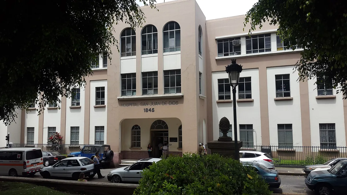 El Hospital San Juan de Dios, en San José, el más antiguo del país. Desde que la Caja Costarricense de Seguro Social se creó en 1941, atenderse ahí dejó de depender de la caridad y pasó a ser un derecho garantizado por ley. Foto: Rodtico21, Wikimedia Commons (CC BY-SA 4.0).