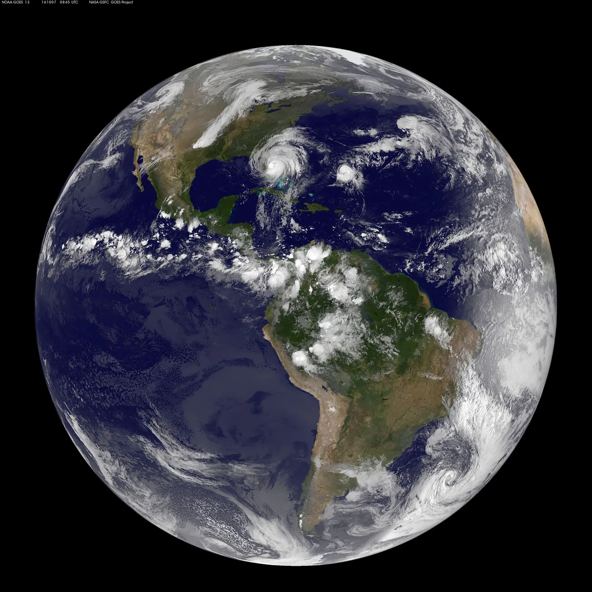 El disco completo de la Tierra visto por un satélite meteorológico en octubre de 2016. Sobre el Caribe se ve el ojo de un huracán ya formado, y más abajo la franja de nubes que cruza Centroamérica. Desde esta altura se entiende por qué un mismo sistema puede dejar inundaciones en un país y nada en el vecino. Imagen de la NASA y la NOAA, dominio público.