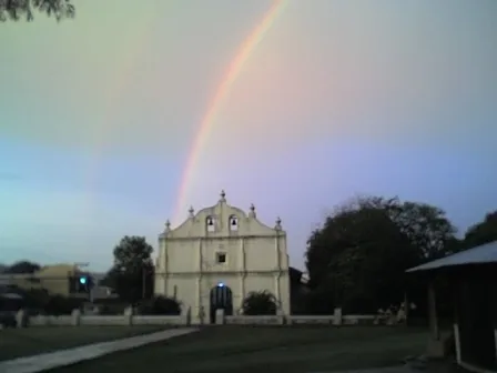 La iglesia colonial de Nicoya, en el pueblo cabecera del antiguo Partido de Nicoya. Fue en ese mismo pueblo donde, en un cabildo abierto, los vecinos votaron el 25 de julio de 1824 por unirse a Costa Rica en vez de seguir bajo Nicaragua. Foto: Marco Villegas B, Wikimedia Commons, dominio público.