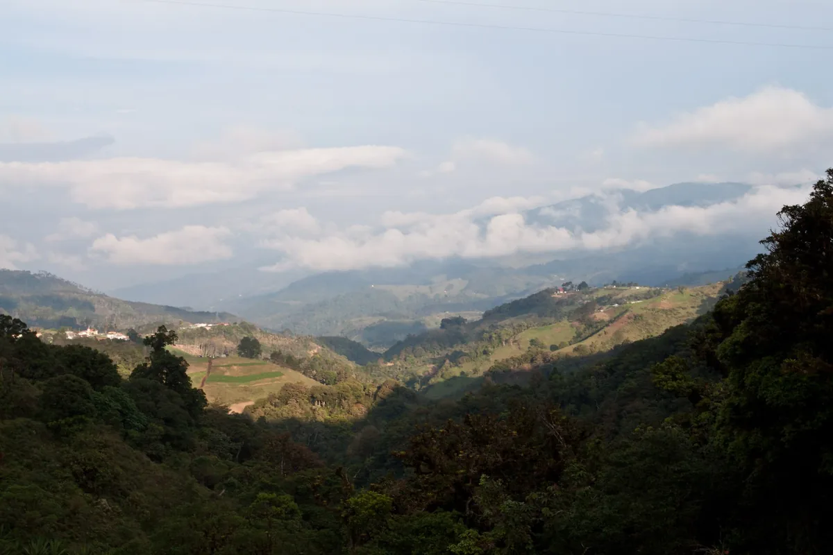 La cordillera de Talamanca, la zona de montaña donde se ubican varios de los territorios indígenas de Costa Rica. Vivir ahí, lejos y en terreno difícil, es la razón de fondo de los caminos malos y del acceso limitado a salud y educación. Foto: Ragnhild y Neil Crawford, Wikimedia Commons.