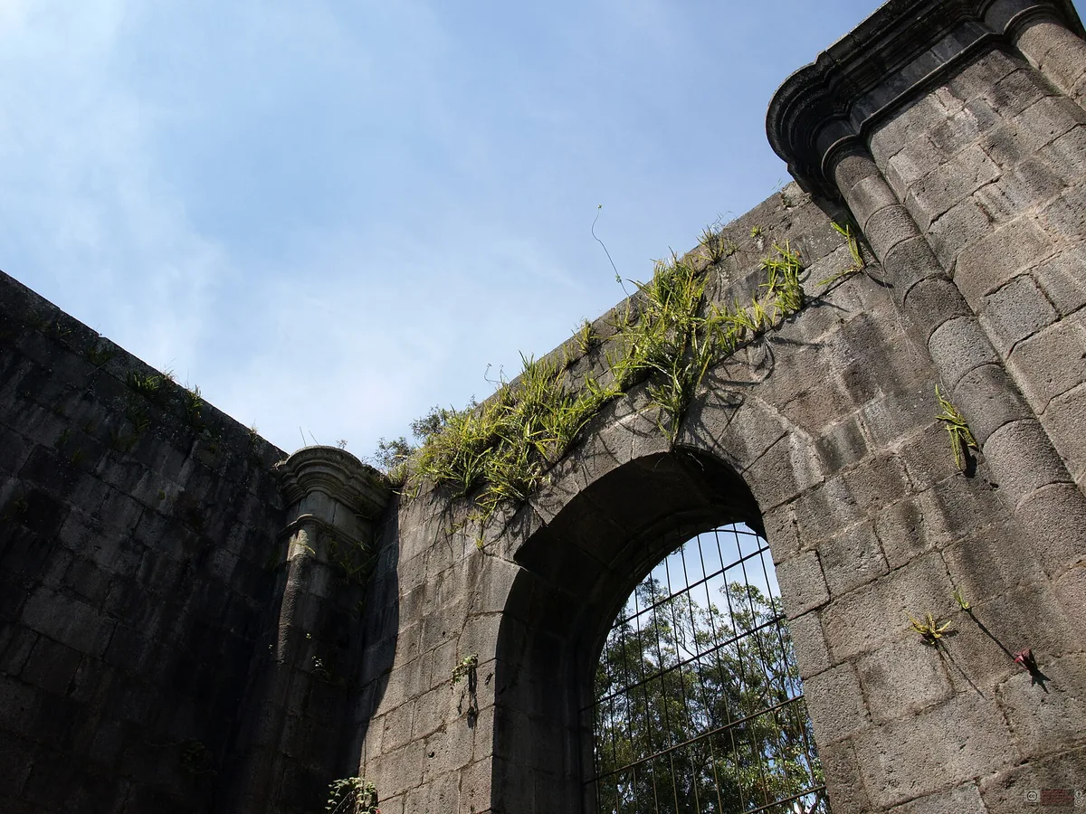 Ruinas en el centro de Cartago, la primera ciudad fundada por los españoles en el Valle Central, en 1563. El templo que se alzó ahí se derrumbó en el terremoto de 1910 y nunca se reconstruyó. Foto: Daniel Vargas, Wikimedia Commons (CC BY-SA 3.0).