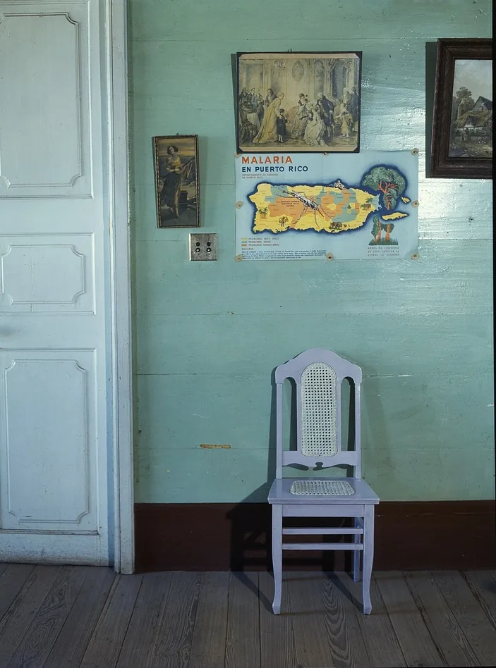 Cartel del Departamento de Sanidad sobre la malaria, colgado en la pared de un hotel pequeño de San Juan de Puerto Rico, en diciembre de 1941. Un cartel es un texto no literario y el propósito se le lee en las huellas: este trae un mapa de la isla y una leyenda que reparte el territorio en tres grados de problema, o sea datos, no opiniones. Fotografía de Jack Delano, Biblioteca del Congreso de Estados Unidos, dominio público.