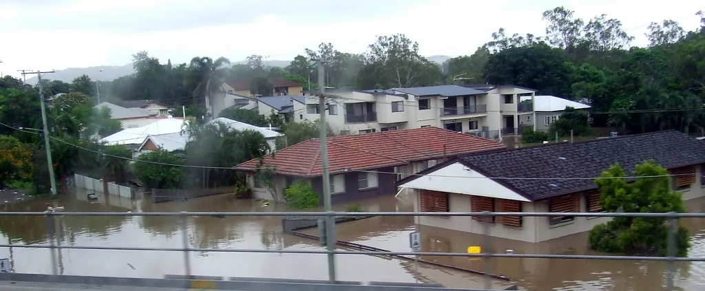 Casas con el agua de la creciente arriba de las ventanas, en un barrio de Brisbane, Australia, en el 2011. El texto de Ramiro trabaja con una escena así: de un lado un hombre que vuelve y acomoda sus cosas, del otro un peligro que los vecinos dan por seguro. El tema no está en ninguna de esas dos ideas sola, sino en lo que dicen juntas. Imagen de Flickr, David Jackmanson, licencia CC BY.