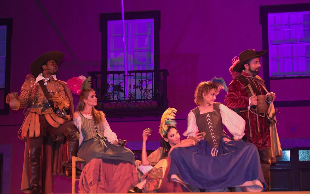 Representación de Don Juan Tenorio en Las Palmas de Gran Canaria, con los actores en escena. Es un texto dramático cuando llega a su destino: nadie narra nada, la historia pasa delante del público, dicha y hecha por los personajes. Imagen de Flickr, de El Coleccionista de Instantes, licencia CC BY-SA.