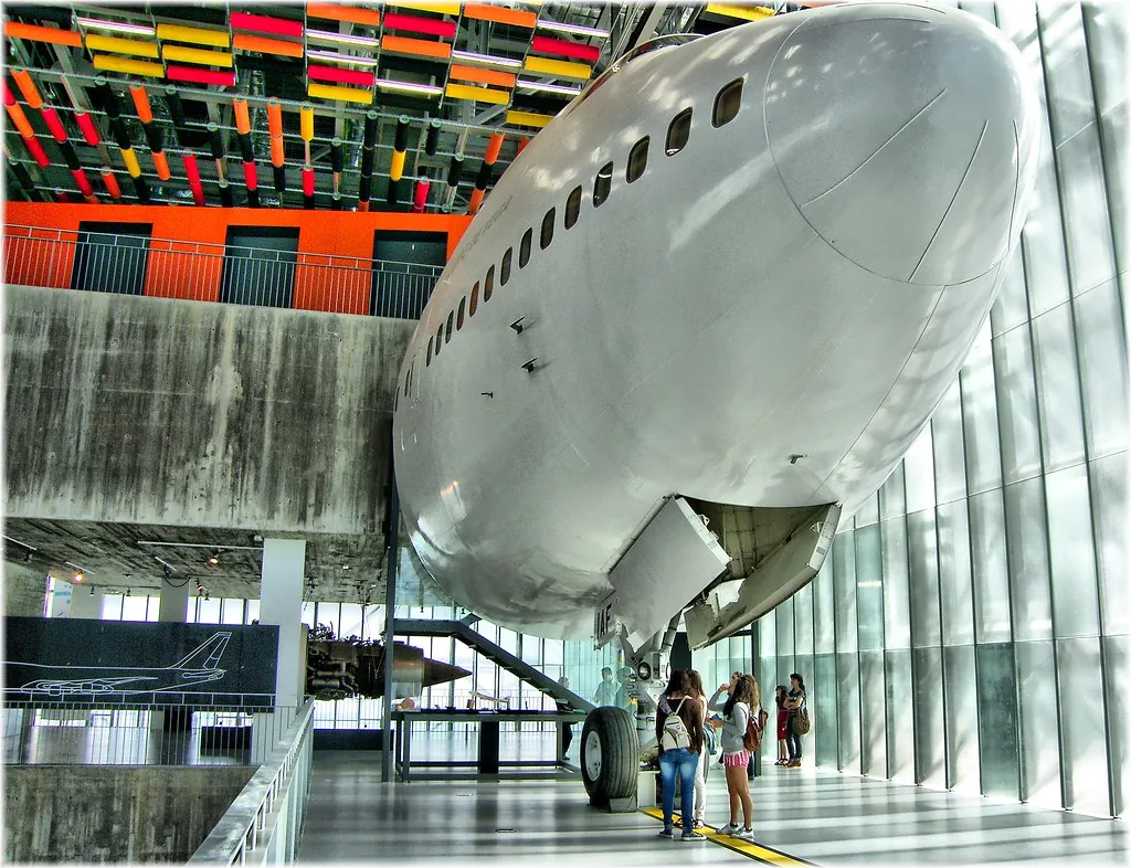 Trompa de un Boeing 747 montada en el museo de ciencia y tecnología de A Coruña, en España. Así trabaja la divulgación: agarra un asunto técnico, una máquina que casi nadie ve por dentro, y lo pone al alcance de cualquiera sin pedirle que sepa de aviones. Imagen de Flickr, de jl.cernadas, licencia CC BY.