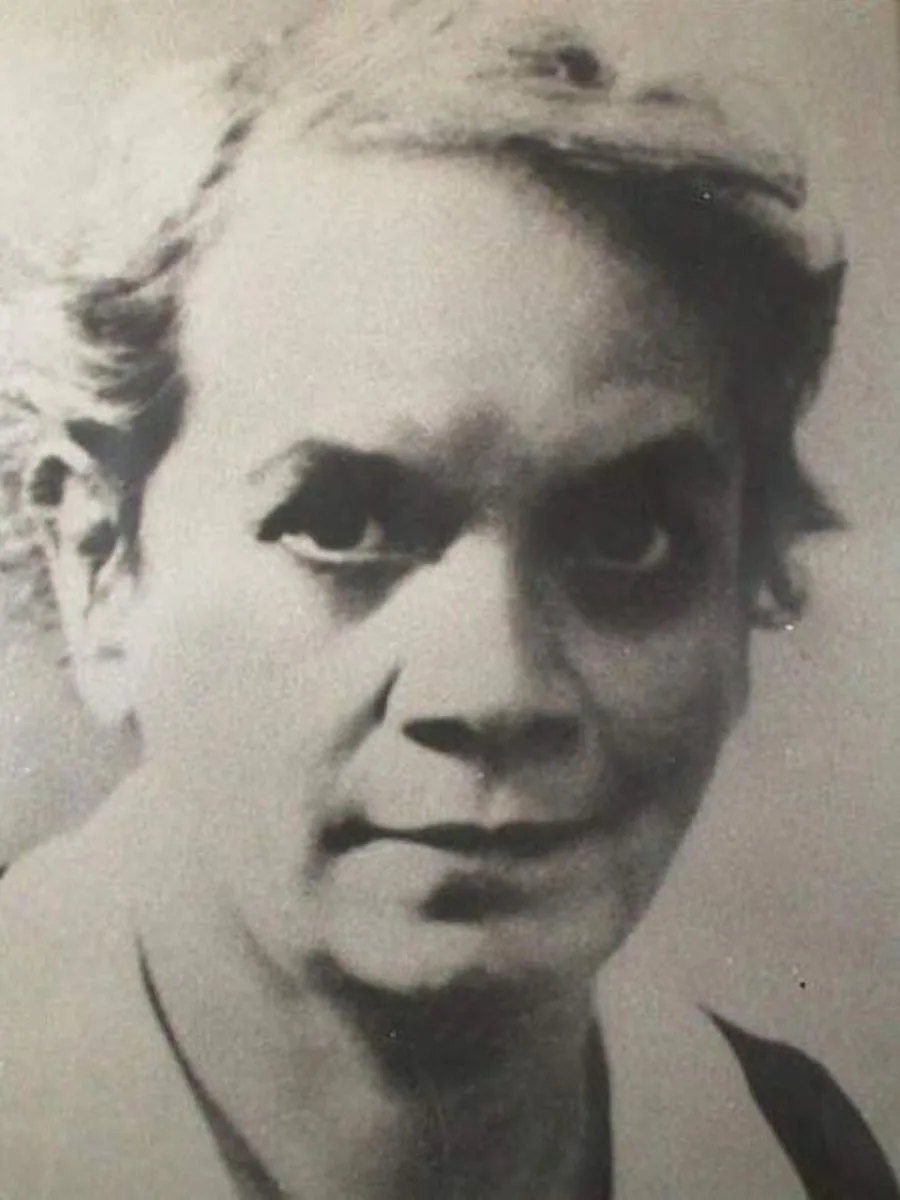 Carmen Lyra, nombre con que firmaba la maestra y escritora costarricense María Isabel Carvajal. Sus Cuentos de mi tía Panchita fijaron por escrito los relatos del tío Conejo del Valle Central, y ese es el amarre que la vuelve personaje de la región Central y no de otra: sacada de ahí, su obra deja de explicarse. Imagen de Wikimedia Commons, autor desconocido, dominio público.