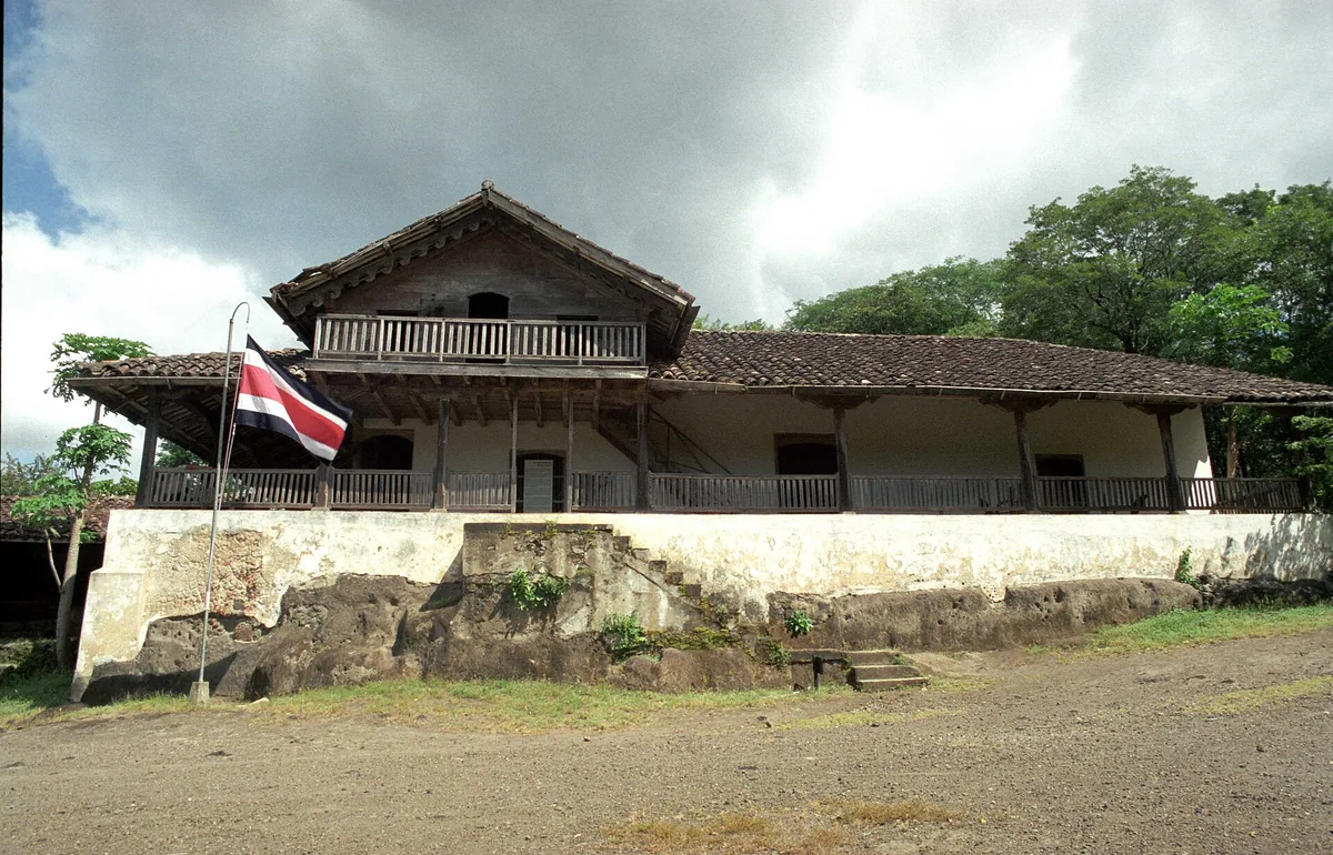 La Casona de la Hacienda Santa Rosa, en Guanacaste, fotografiada en 1999. Ahí ganó Costa Rica su primer choque contra los filibusteros de William Walker, el 20 de marzo de 1856, en apenas catorce minutos. Un incendio destruyó casi todo el edificio en 2001. Fotografía de Wikimedia Commons, Julián Monge-Nájera, CC BY-SA 4.0.