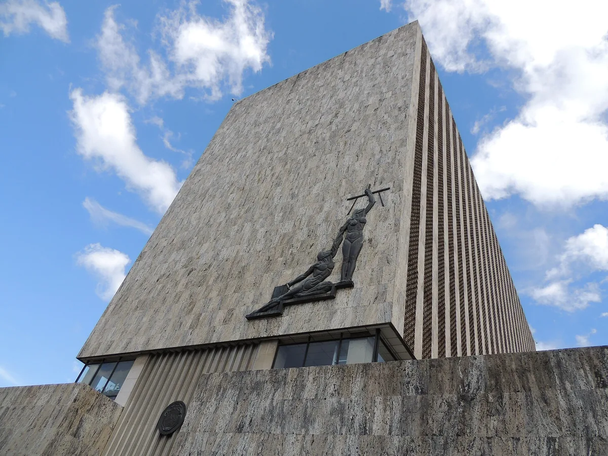Edificio de la Corte Suprema de Justicia, en San José, donde funciona la Sala Constitucional. Un derecho escrito no camina solo: hace falta una oficina que lo atienda y un tribunal donde reclamar cuando se lo niegan a alguien. Imagen de Wikimedia Commons, MadriCR, CC BY-SA 4.0.