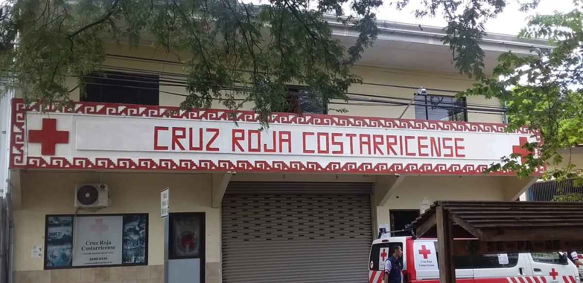 Sede de la Cruz Roja Costarricense en Santa Cruz, Guanacaste, con sus ambulancias afuera. Buena parte de quienes atienden esas unidades son voluntarios con formación y uniforme: eso es lo que separa al voluntariado organizado de la ayuda espontánea. Imagen de Wikimedia Commons, User:Di, CC BY-SA 4.0.