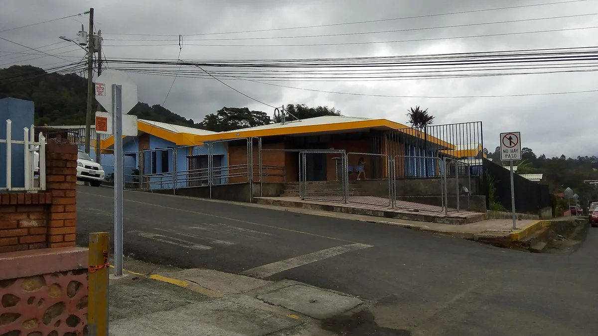El EBAIS del distrito de San Pablo, en León Cortés. Un edificio como este, cerca del barrio, es la puerta de entrada al sistema de salud: ahí atienden el médico, la auxiliar de enfermería y el ATAP antes de que un caso llegue a un hospital. Fotografía de Wikimedia Commons, Csavil, CC BY-SA 4.0.