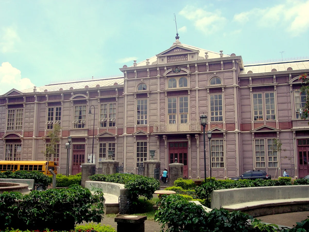 La Escuela Buenaventura Corrales, en San José, con la fecha de 1890 y el rótulo Escuelas Graduadas en el frontón. Es una escuela pública, de las que administra el MEP: ahí se cumple el artículo 78, que manda que la enseñanza pública sea gratuita y costeada por el Estado. Imagen de Wikimedia Commons, Rodtico21, CC BY-SA 4.0.