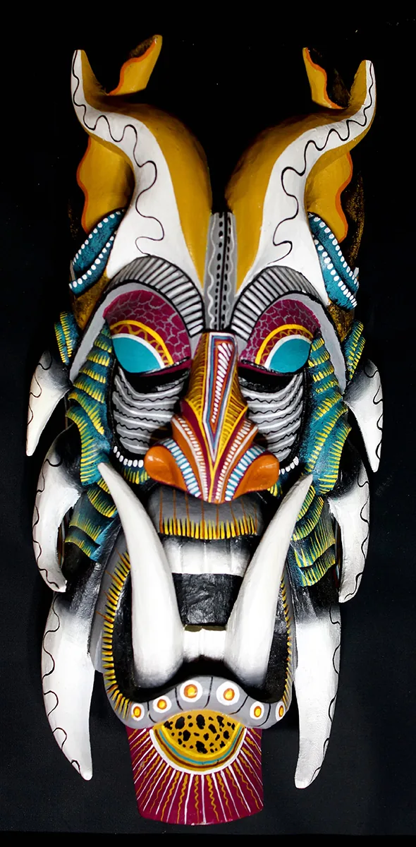 Máscara tradicional boruca, tallada en madera y pintada a mano. El pueblo brunca, o boruca, vive en el cantón de Buenos Aires, Puntarenas, y esta es la máscara del Juego de los Diablitos, su fiesta más conocida. Fotografía de Wikimedia Commons, Rodtico21, CC BY-SA 4.0.