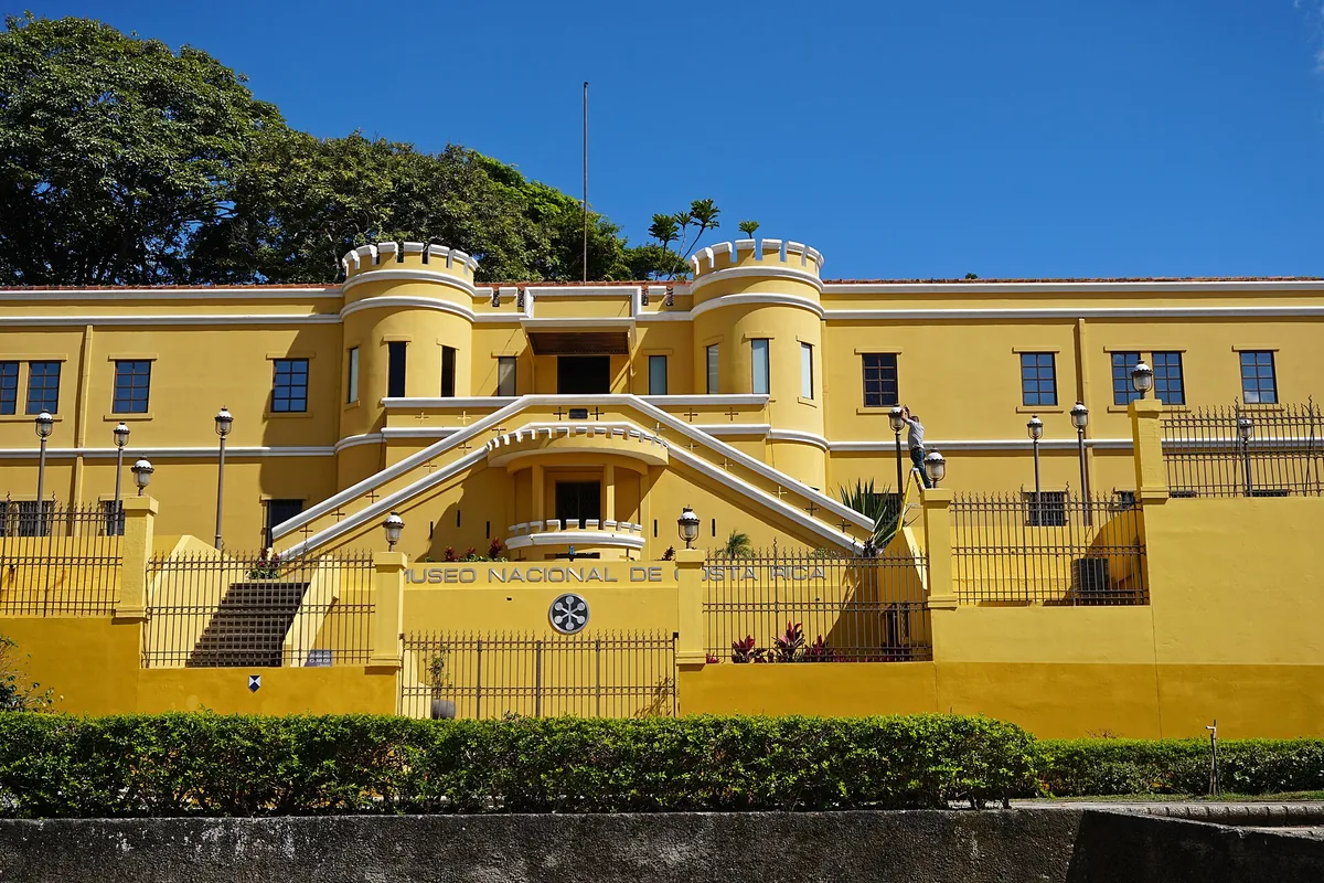 El antiguo Cuartel Bellavista, en San José, hoy el Museo Nacional de Costa Rica. Ahí mismo José Figueres Ferrer anunció, el 1.° de diciembre de 1948, la abolición del ejército, y entregó el edificio para convertirlo en museo. Foto: Mariordo, Wikimedia Commons (CC BY-SA 4.0).