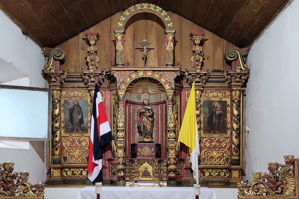 Retablo dorado de la iglesia de San José de Orosi, el templo colonial más antiguo en uso en Costa Rica. En la colonia la parroquia era también oficina de registro: anotaba bautizos y matrimonios en libros separados según la casta, y de ahí salía el lugar que se heredaba. Imagen de Wikimedia Commons, Bernard Gagnon, CC0.
