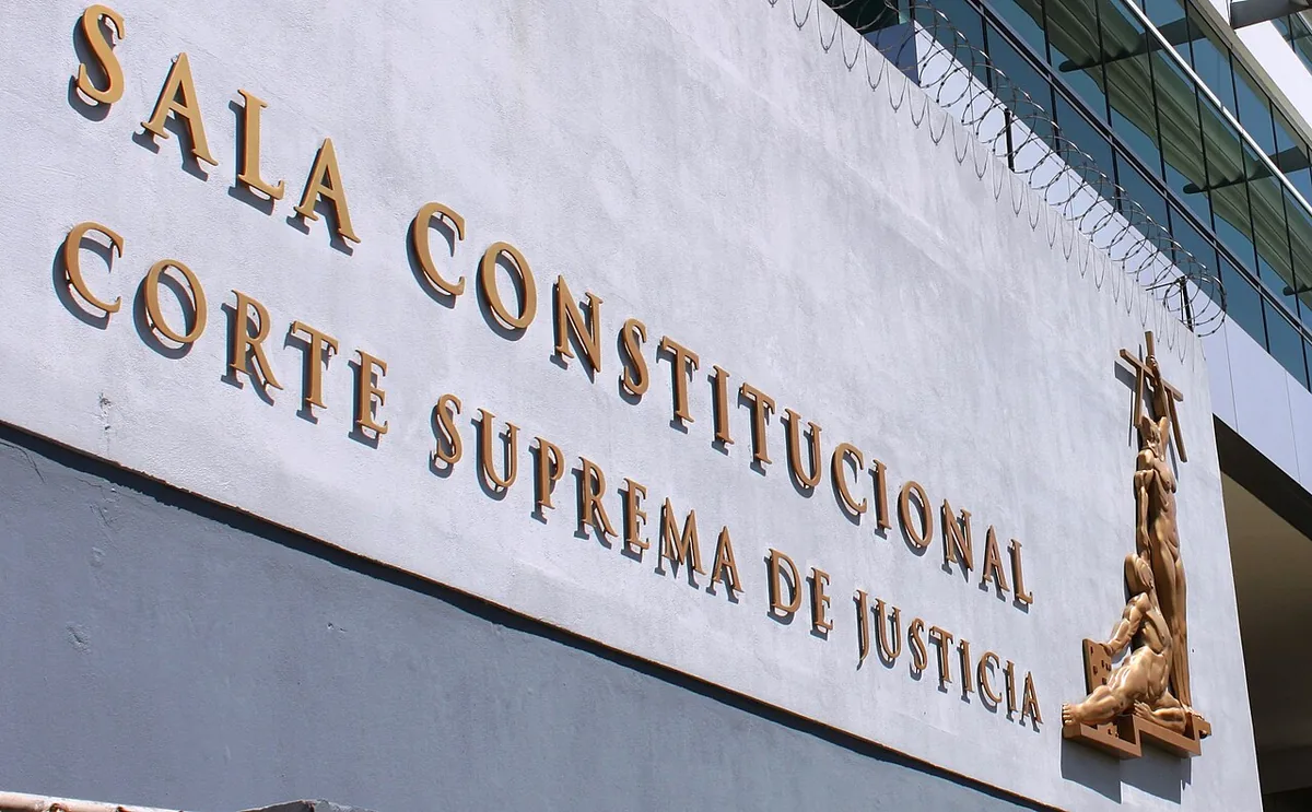 El edificio de la Sala Constitucional de la Corte Suprema de Justicia, en San José, con un relieve de la Justicia en la fachada. Ante esta sala se presenta el recurso de amparo cuando el Estado viola alguno de estos artículos: ahí es donde se hacen cumplir. Fotografía de Wikimedia Commons, MadriCR, CC BY-SA 4.0.