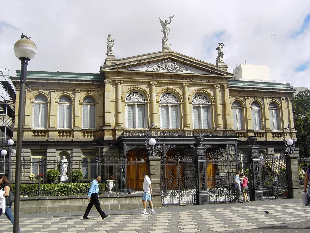 El Teatro Nacional, en San José, abierto desde 1897. El artículo 89 no lo protege por bonito: obliga al Estado a conservar el patrimonio histórico y artístico y a apoyar la iniciativa cultural, y por eso un teatro de más de cien años sigue en uso. Imagen de Wikimedia Commons, Mariordo, CC BY-SA 4.0.