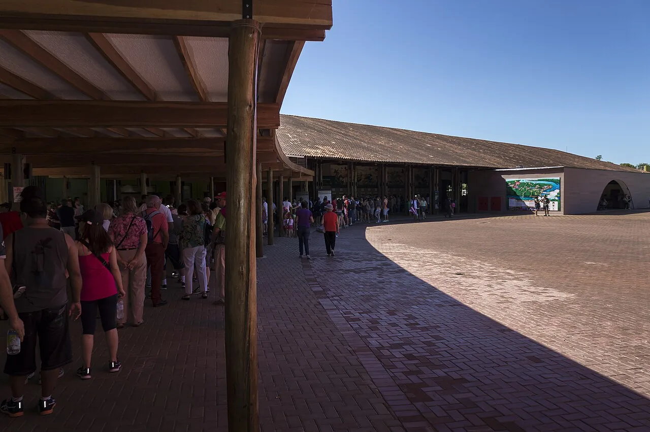 Una fila de gente esperando: cada quien tiene a alguien adelante y a alguien atrás, y ordenar personas con pistas es un ítem clásico de deducción. Foto: Deni Williams, Wikimedia Commons, CC BY 2.0.