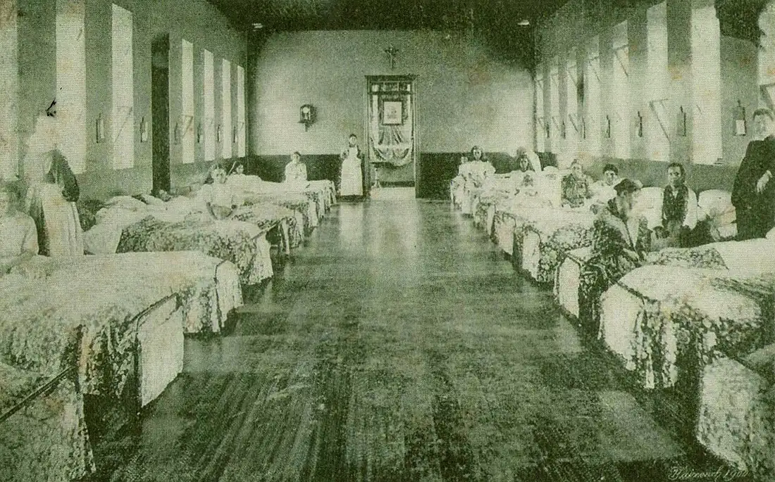 Una sala del Hospital San Juan de Dios en 1902: así se atendía la salud antes de que existiera la Caja, con hospitales sostenidos por la caridad y las juntas de protección social. Foto: Wikimedia Commons, dominio público