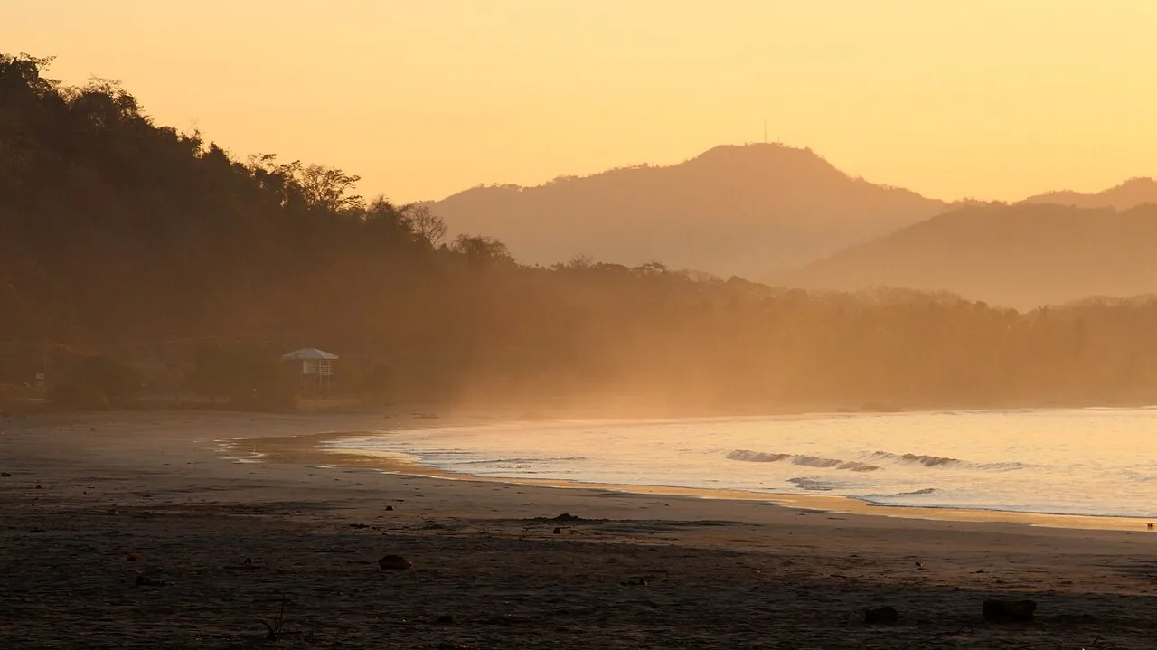 Amanecer en Playa Carrillo, Guanacaste: el sol apenas está saliendo, así que todavía es de mañana y el saludo es Good morning. Después del mediodía se cambia a Good afternoon. Foto: Frederick-Casa, Wikimedia Commons, CC BY 4.0.