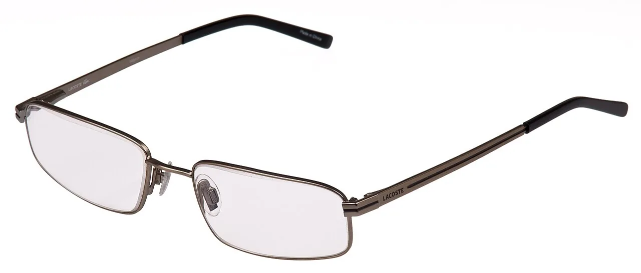 Unos anteojos: en inglés, glasses. Para decir que alguien los usa se dice wears: My aunt wears glasses, mi tía usa anteojos. Foto: Evan-Amos, Wikimedia Commons, dominio público.