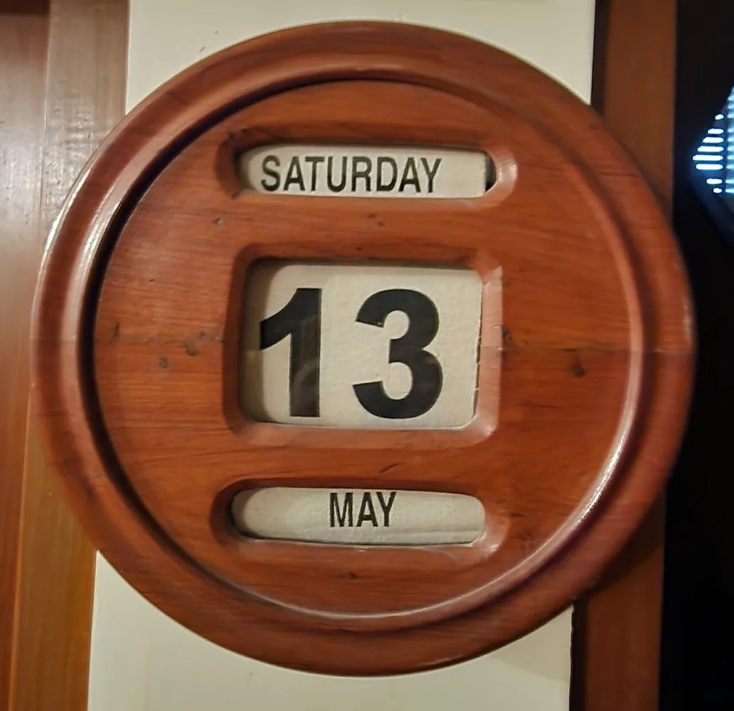 Un calendario de madera que marca Saturday 13 May: sábado 13 de mayo. En inglés el día va con mayúscula, y el sábado ya es fin de semana. Foto: Amitbalani, Wikimedia Commons, CC0 (recortada).