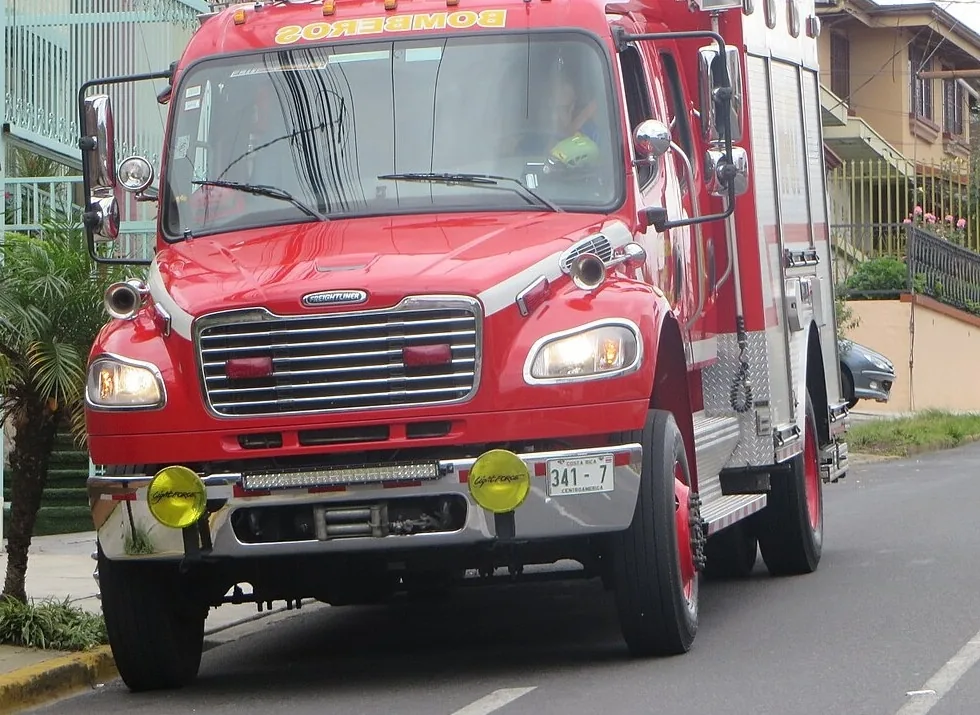 Un camión de los Bomberos de Costa Rica. Los firefighters apagan incendios y ayudan en las emergencias. Foto: ODea, Wikimedia Commons, CC BY-SA 4.0 (recortada).
