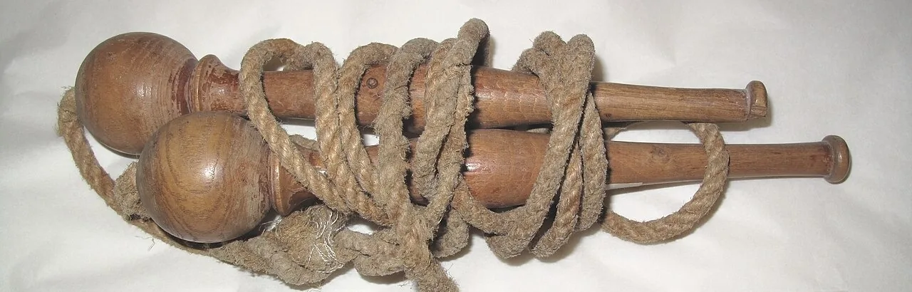 Una cuerda de saltar antigua, con mangos de madera, guardada en un museo. Para brincar suiza se dice I need a rope. Foto: Auckland War Memorial Museum, Wikimedia Commons, CC BY 4.0 (recortada).