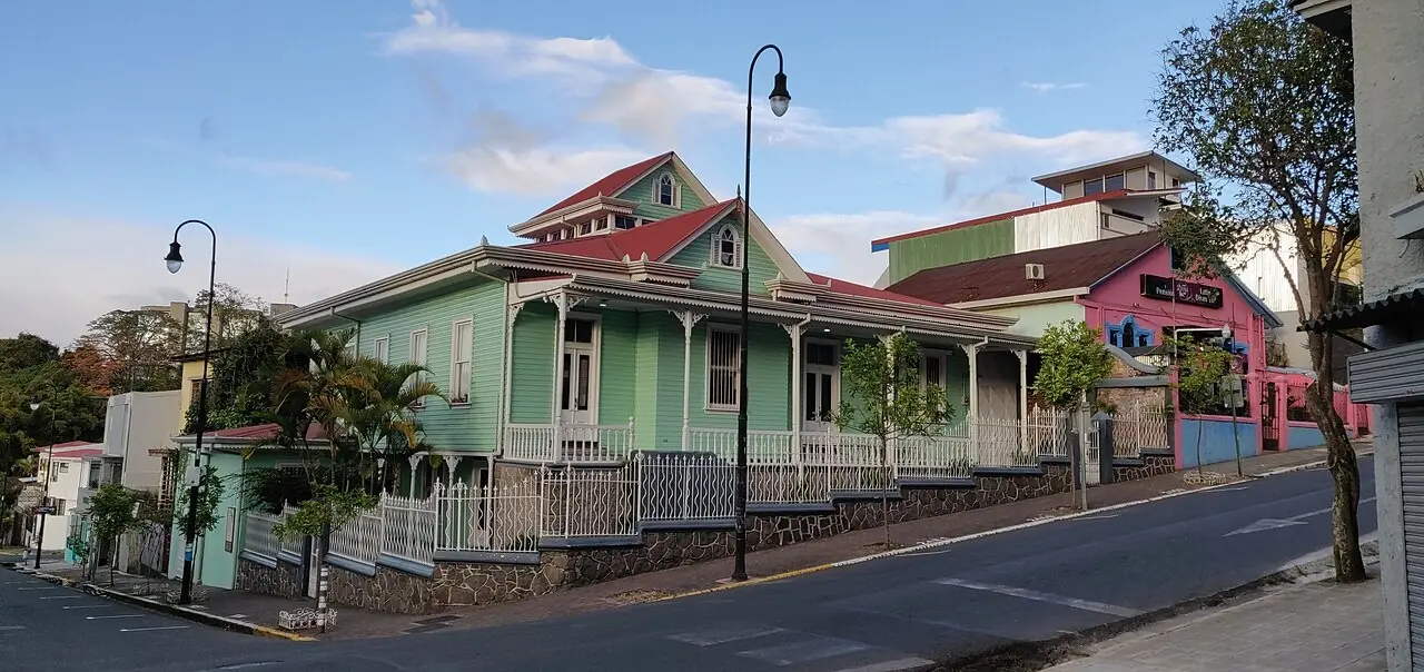 Una casa verde en una esquina del barrio Amón, en San José. Para ubicarla se dice The house is on the corner: la casa está en la esquina. Foto: Rodtico21, Wikimedia Commons, CC BY-SA 4.0.