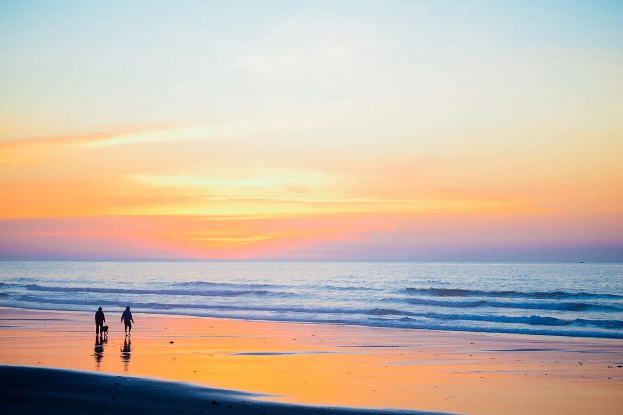 Una familia camina por la playa al atardecer. Cada persona tiene su palabra en inglés: mother, father, sister, brother, grandmother. Foto: David Straight, Wikimedia Commons (Unsplash), CC0.