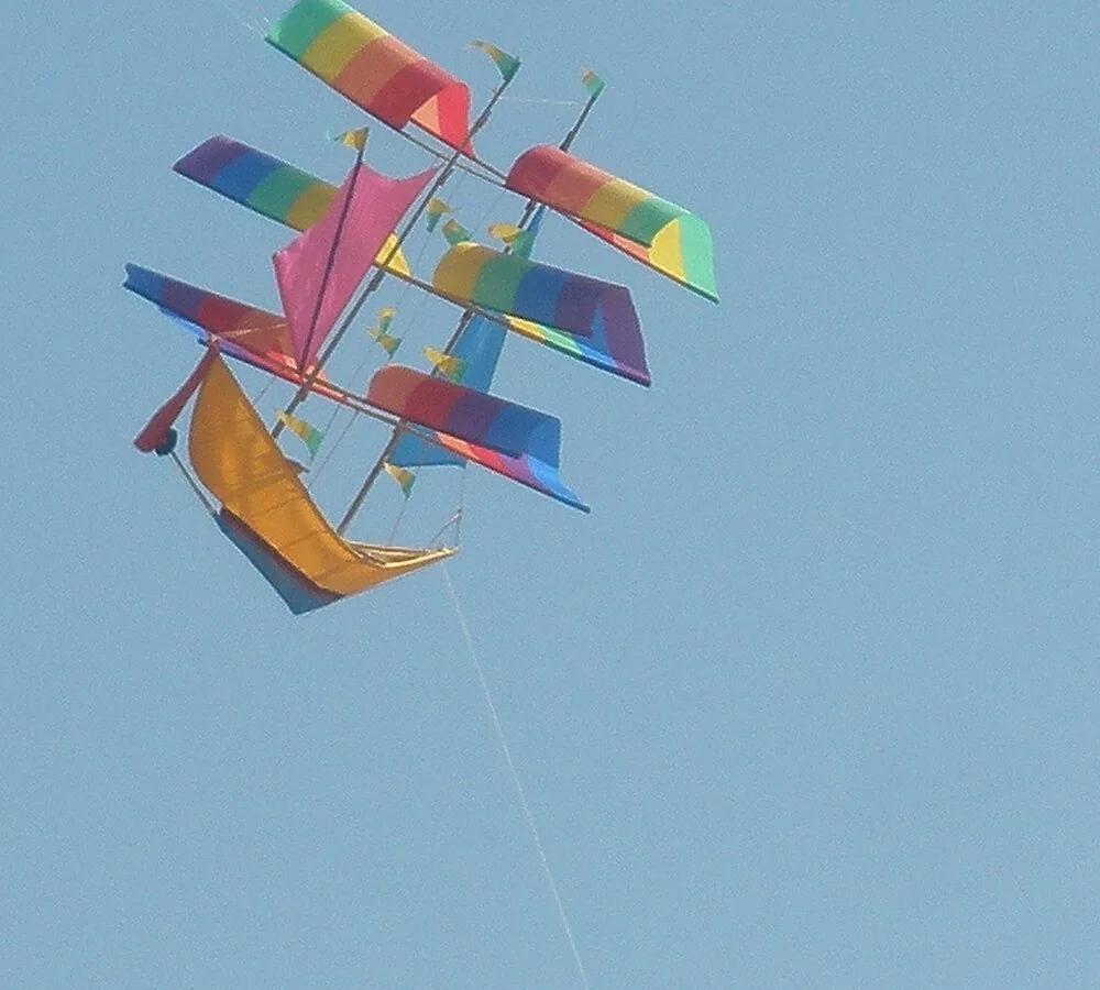 Un papalote en forma de barco, volando alto en el cielo. Si es tu actividad favorita, decís My favorite activity is flying a kite. Foto: Katie Munoz, Wikimedia Commons, CC BY-SA 2.0 (recortada).