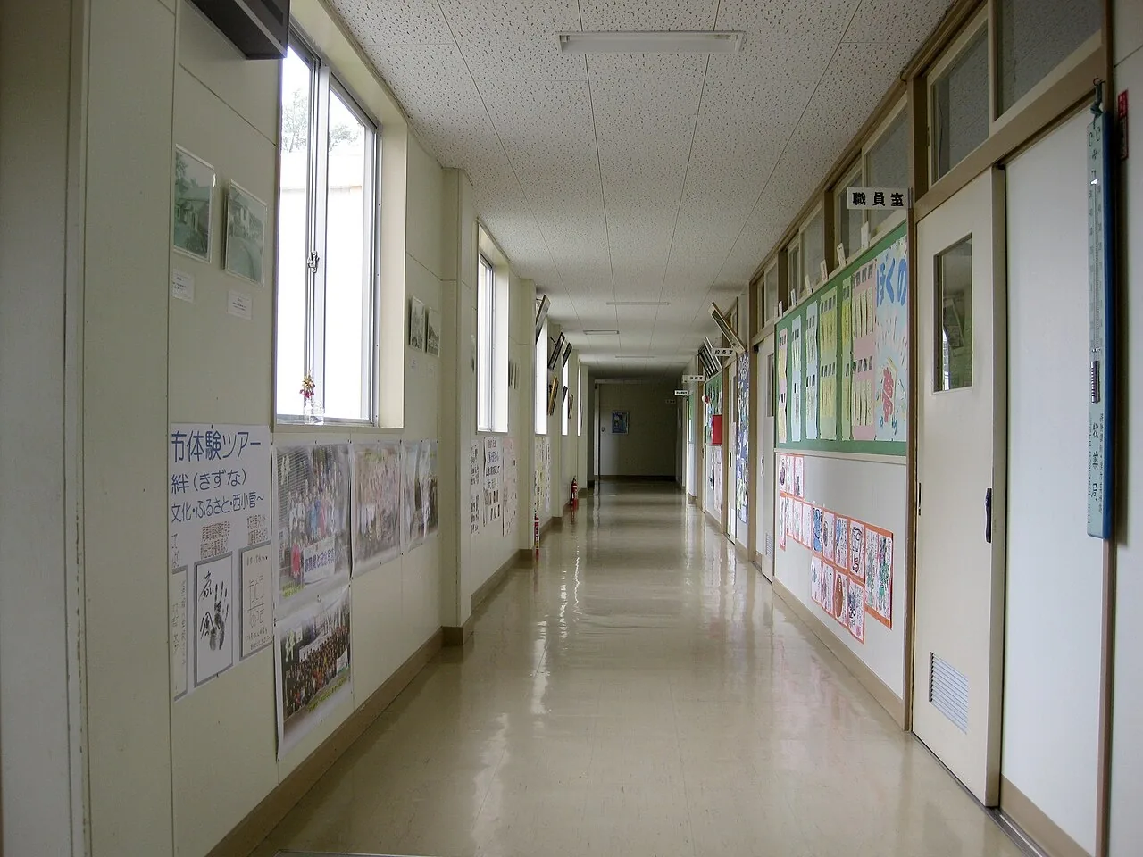 El pasillo de una escuela primaria. Para llegar al fondo, la indicación es Go straight: seguir derecho, sin doblar. Foto: Douglas P Perkins, Wikimedia Commons, CC BY 3.0.