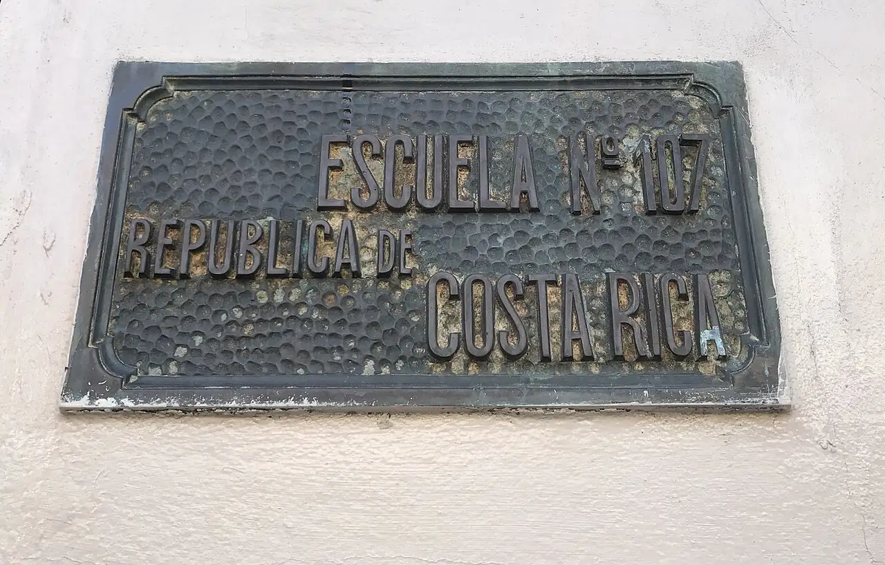 La placa de la Escuela N.º 107 República de Costa Rica. Con This is my school presentás tu escuela, y con It is big o It is small decís cómo es. Foto: Marinna, Wikimedia Commons, CC BY-SA 4.0.